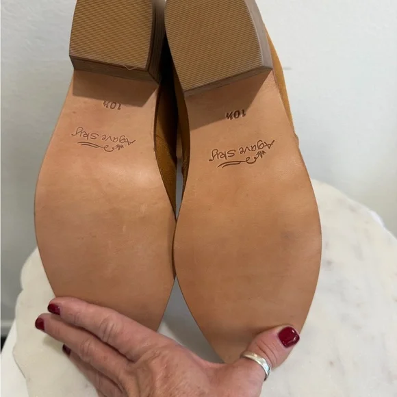 Elegant Suede and Floral Embroidered Caramel Heeled Boots NIB Size 10.5 - Picture 12 of 12